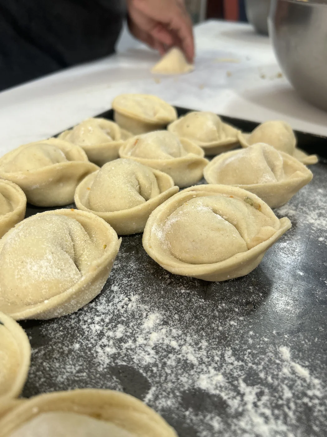 Preparación artesanal de sorrentinos en Cúrcuma